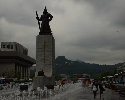 Admiral Yi Statue2